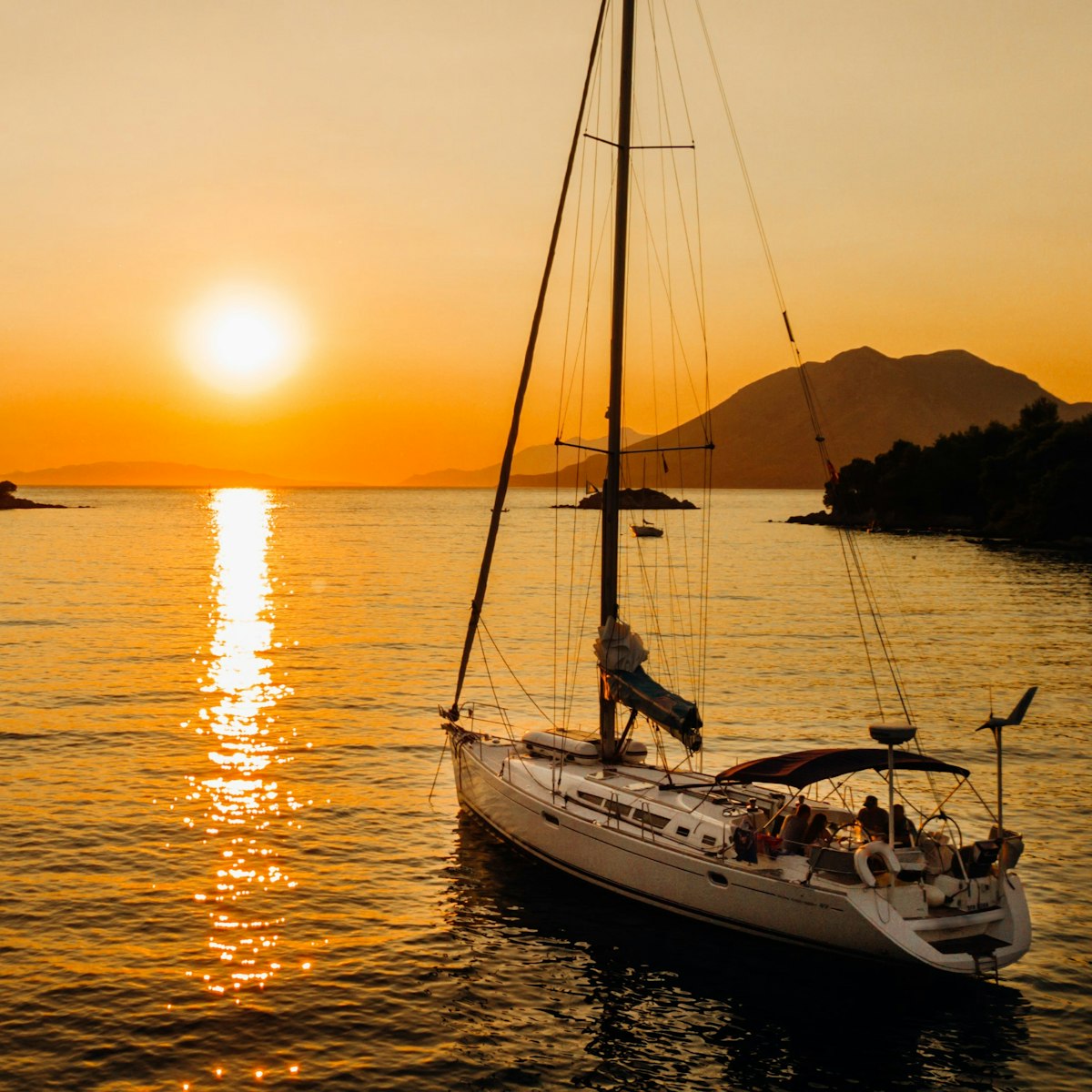 Odkryj najlepszy przewodnik po żeglarstwie dla nowicjuszy. Od wyboru łodzi po przygody na oceanie, nawiguj z pewnością siebie i doświadczeniem.