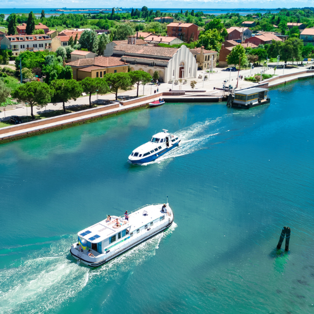 Do you want to rent a houseboat in Europe or Canada? We can arrange everything. Find out why you should entrust your houseboat holiday to us.