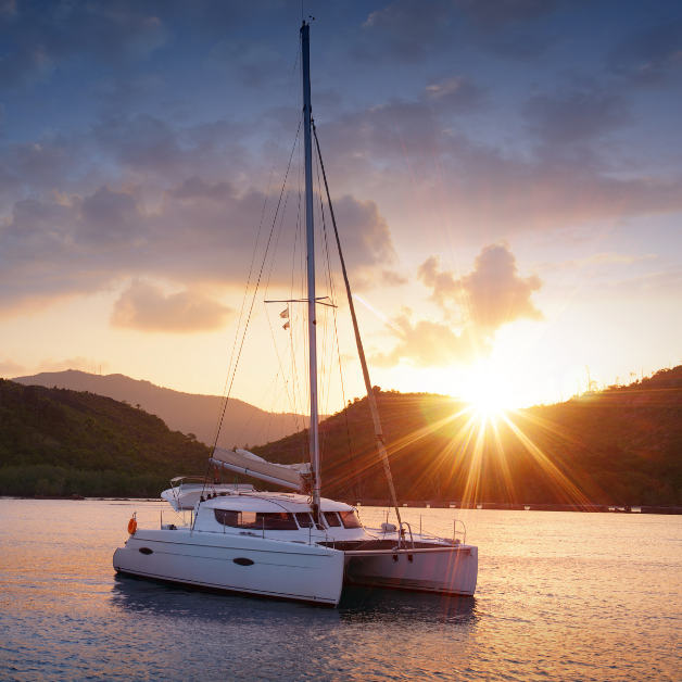 How does sailing on a double-hulled boat differ from a classic sailboat and what can you expect when sailing a catamaran? Discover how to handle one and what to consider when setting out for the first time.