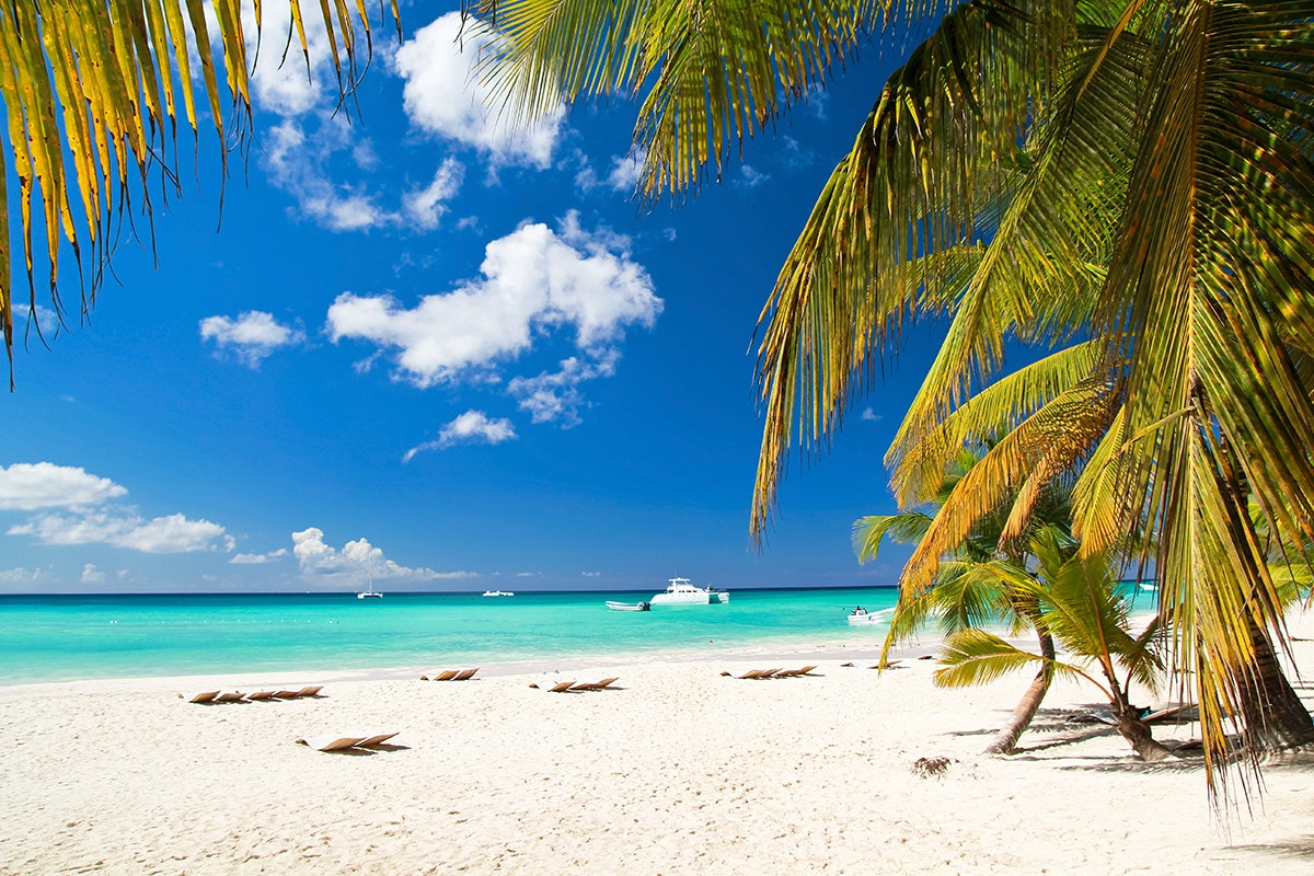 Wunderschöne weiße Sandstrände mit Kokosnusspalmen, Korallenriffe und fischreiche Atolle, ein makelloses Meer und eine Kultur, die Sie nirgendwo sonst auf der Welt finden werden (und den typischen kubanischen Rum). Willkommen auf Kuba!