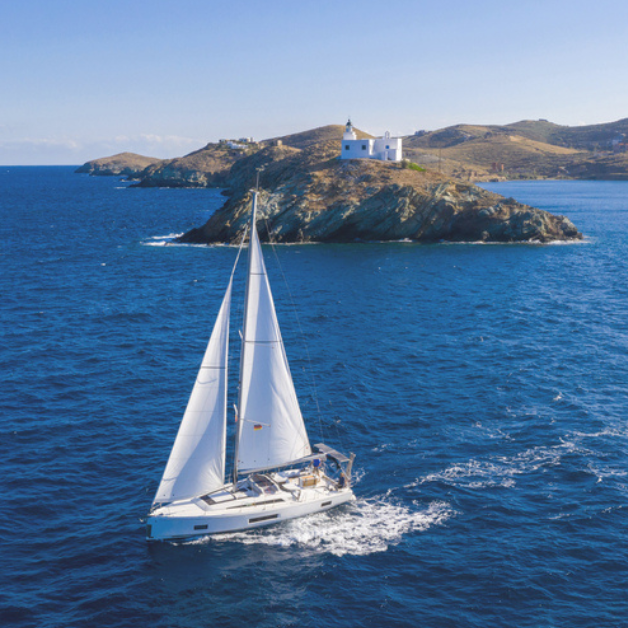 Discover the most beautiful cross-border voyages you can undertake when renting a boat. We have 5 sailing routes for you, including everything you need to know and be aware of when travelling between countries.