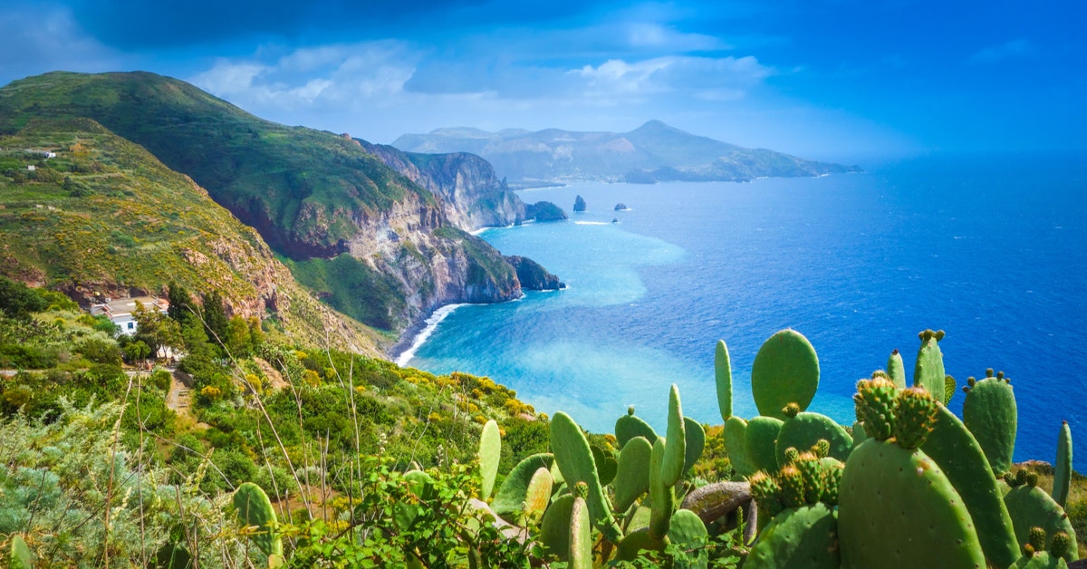 Eine Kombination aus aktiven Vulkanen, Bergtouren, Natur-Thermalbädern, gastfreundlichen und zuvorkommenden Menschen - all dies macht die die Liparischen Inseln zu einer der schönsten und faszinierendsten Orte im Mittelmeer.