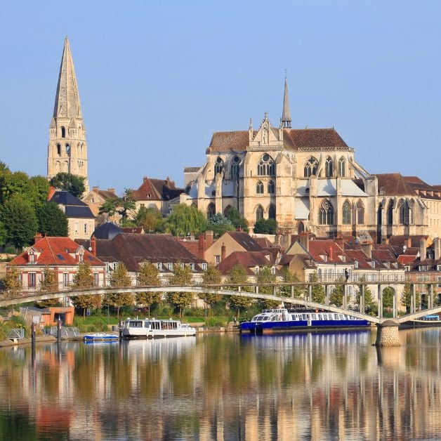 Caves, spectacular river valleys and vast forests The network of gentle streams and canals in Burgundy will guide those who don't like to rush, love good wine and food and want to enjoy themselves.