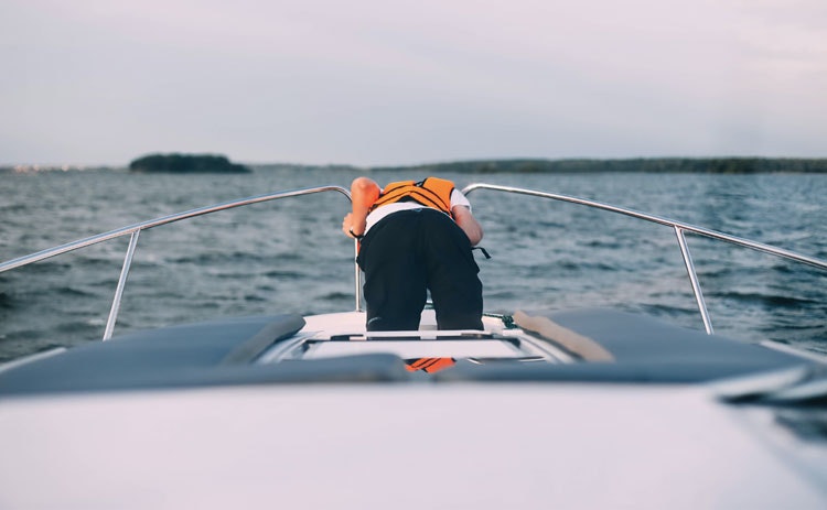 What should you do if someone falls ill while sailing? Which illnesses should you be aware of and what types of first aid are most important?