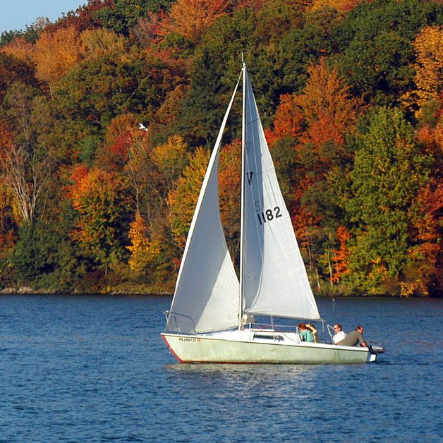 Which autumn sailing destination should you choose to enjoy pleasant weather and strong winds while prolonging your summer? And what can catch you off guard during the autumn season?