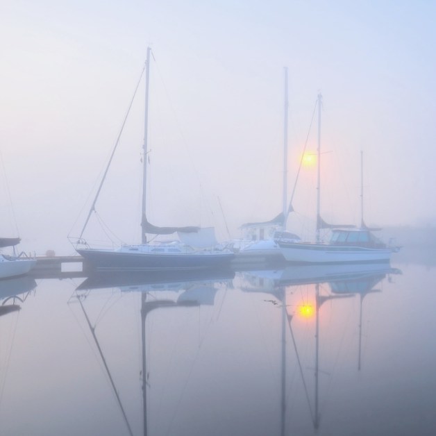 When sailing in fog, it is vital to protect both the crew and the boat. So, what precautions should you take when the fog sets in, and what are the best strategies for getting through safely?