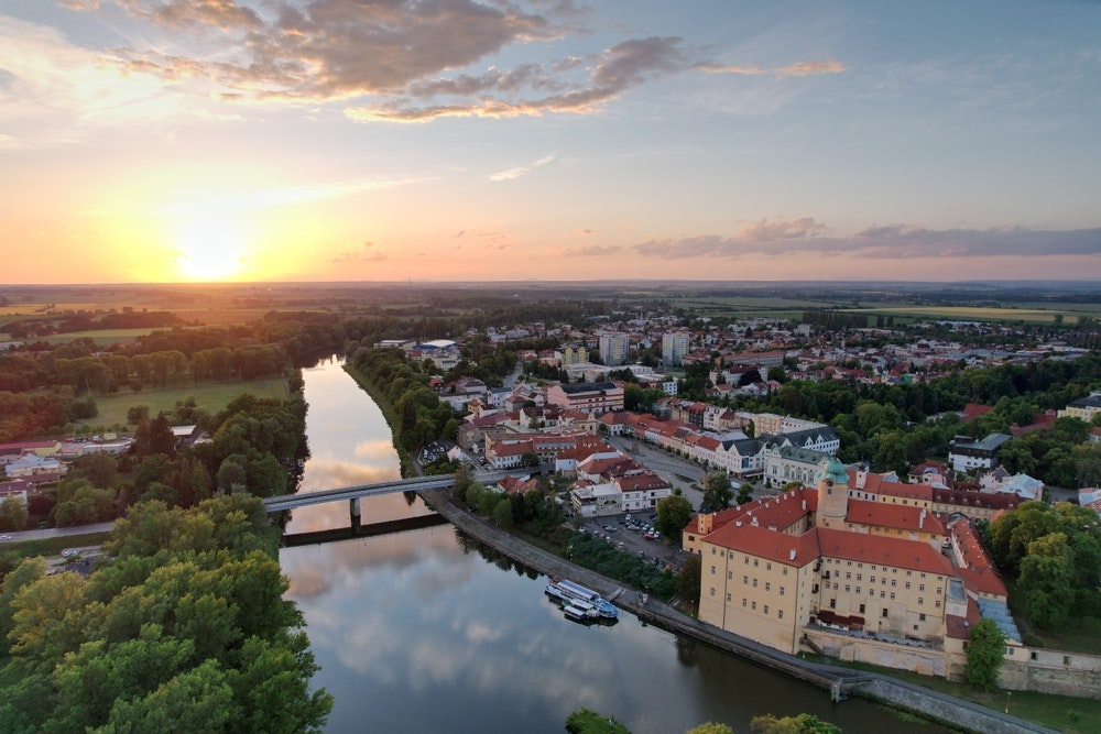 Die Moldau (Vltava) und die Elbe (Elbe) Die Moldau (Vltava), die im Böhmerwald entspringt, ist der längste Fluss der Tschechischen Republik. Die Moldau fließt durch unsere Hauptstadt und mündet in Mělník in die Elbe.