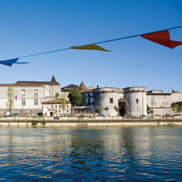 Řeka Charente je jedna z nejkrásnějších francouzských řek. Její křišťálově čisté vody lákají k rybaření a koupání a malebné břehy jsou domovem bezpočtu druhů flóry a fauny.