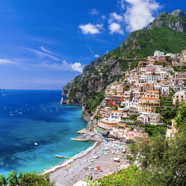 Wenn Sie im Golf von Neapel segeln wollen, sollten Sie sich die Stadt Amalfi im Süden der sorrentinischen Halbinsel nicht entgehen lassen - ihre Schönheit und unberührte Natur werden Ihnen den Atem rauben. An welchen Orten sollten Sie unbedingt ankern?