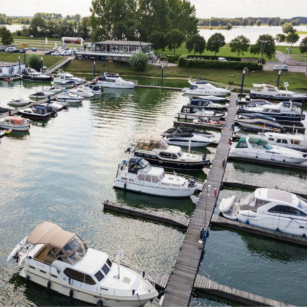 Houseboats, just like hotels, are categorised according to the level of comfort and luxury they offer. What classes of houseboats exist, what to expect from them and which is the right one for you?