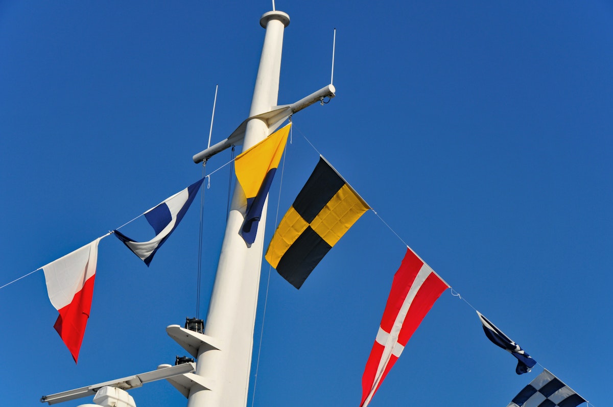 Prozkoumejte fascinující svět námořních vlajek a odhalte jejich skrytý význam a důležitost v námořní komunikaci. 