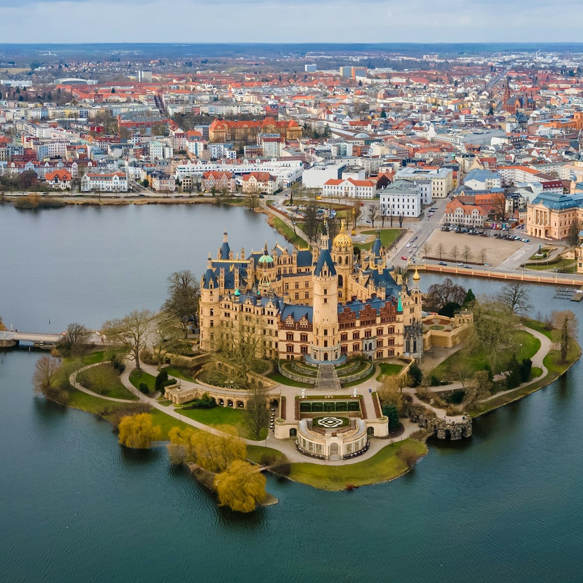 The lake kingdom in the north-east of Germany. That's what we could call our neighbour's least populated country, which invites you to explore on a houseboat. Within pleasant driving distance, it offers idyllic cruising routes popular with water sports enthusiasts or fishermen.