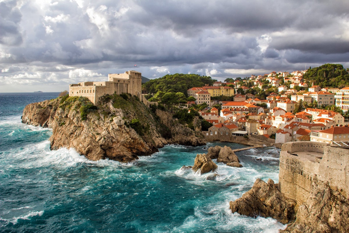 Lernen Sie mit uns Dubrovnik kennen, die schönste Stadt auf der Adria! Hafenstadt, umsäumt von mächtigen Wällen und mit einer Festung auf einer Felsenklippe.