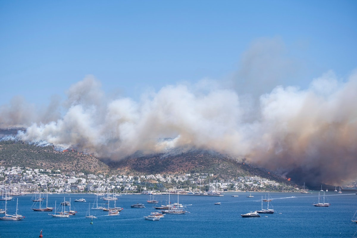 Informujte se o požárech na Rhodosu a Korfu během plavby po řeckých ostrovech. 