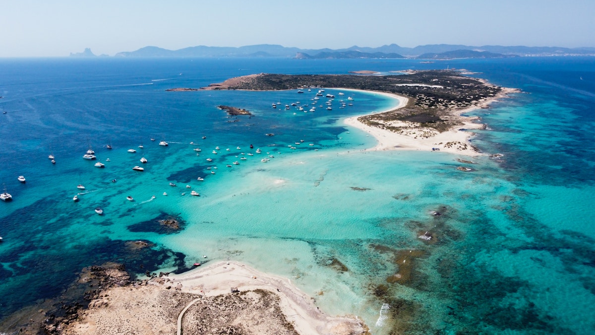 Baleárské ostrovy a Ibiza jsou mnohem víc než jen místem večírků. Tato oblast má vše, co si námořník na své dovolené na plachetnici přeje.