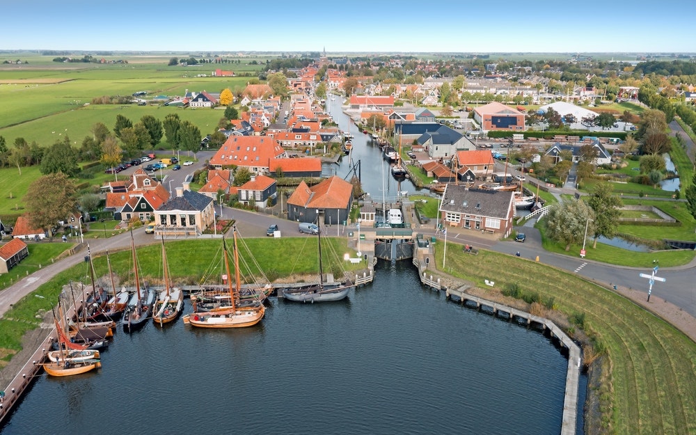 Dirigetevi verso le bellissime città frisone della Frisia (Friesland), una regione nel nord dei Paesi Bassi con una ricca tradizione commerciale e marittima.