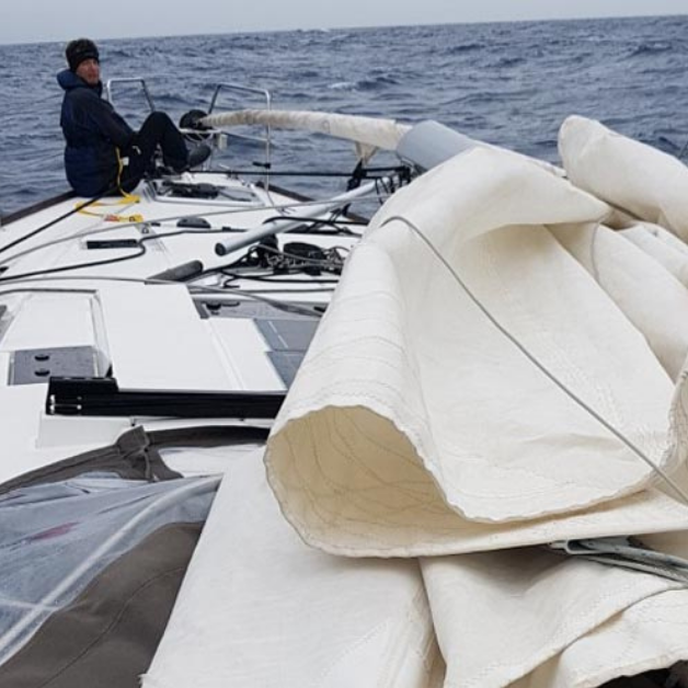 A broken mast coupled with bad weather? Now that’s a challenging scenario. What’s the best way of dealing with such an exceptional accident? How did the skipper of a sailing trip to Lipari handle it when it happened at sea, and what was the crew's experience? Will the yacht ever be able to sail again?