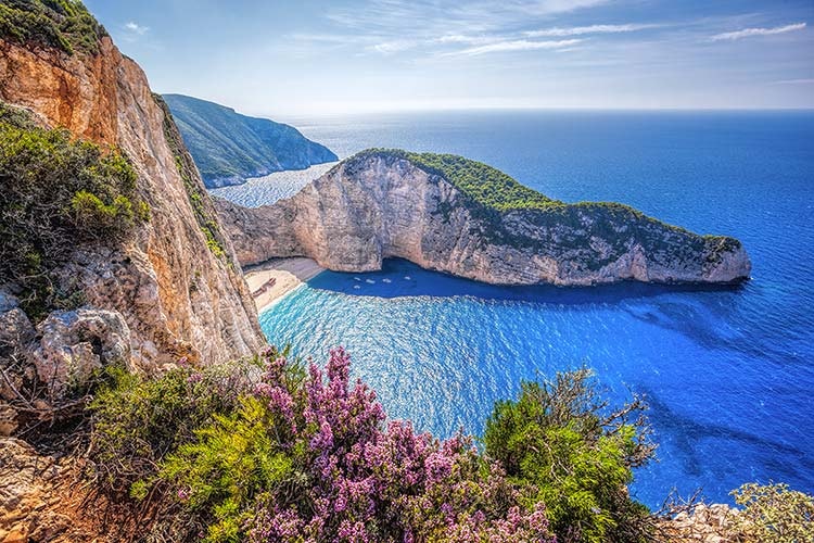 Are you going to discover the natural beauty of the South Ionian Sea? Zakynthos is the ideal starting point to get around. We´ll provide you with a boat and flight tickets.