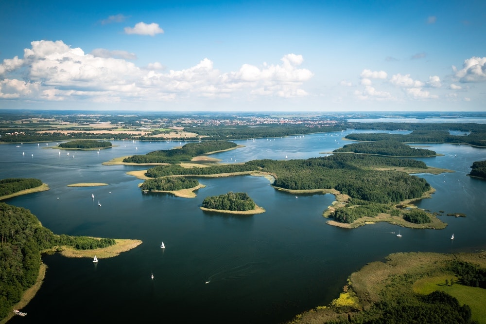 Μασουρία – η περιοχή των χιλίων λιμνών είναι ένας παράδεισος για τα σκάφη. 25 μεγάλες λίμνες που συνδέονται με κανάλια, ποτάμια και όρμους προσφέρουν τα πάντα. Επιπλέον, είναι σε μικρή απόσταση με το αυτοκίνητο από την Τσεχία.