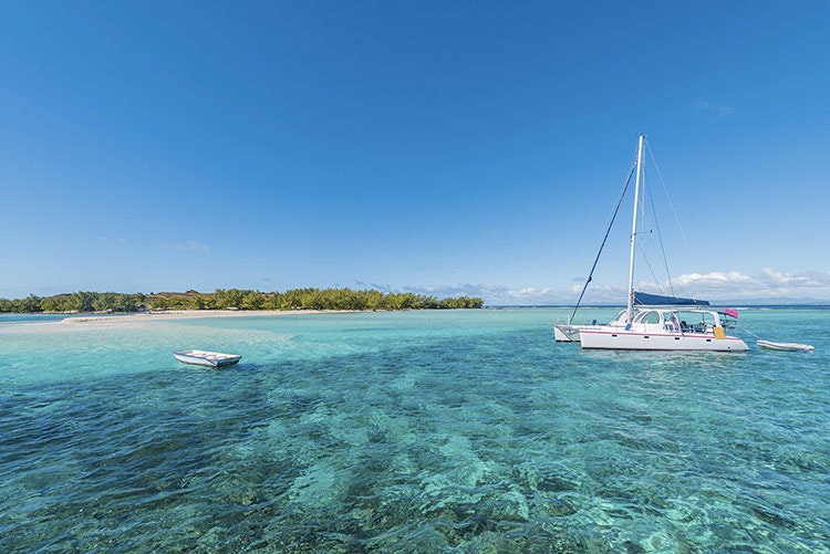 Replace short chilly days by discovering white beaches, crystal clear sea, and breathtaking nature from the deck of a sailing yacht or catamaran. Go to exotic destinations for unforgettable experiences.