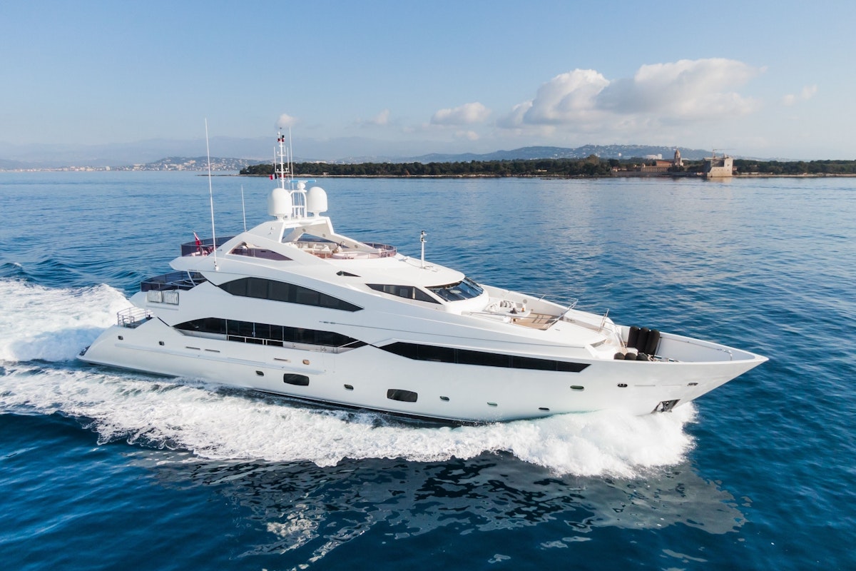from €160 000 | 40.05 meters | 12 guests