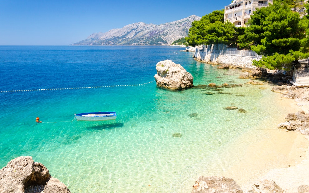 Poznaj skąpane w słońcu wybrzeża, krystalicznie czyste wody i różnorodne krajobrazy, odkrywając najlepsze plażowe miejsca w Europie.