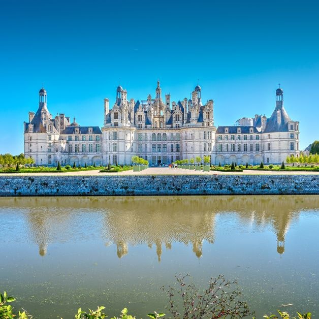 The location is popular due to its short distance from Paris and the variety of routes. Worth mentioning are the local artists, the beaches along the Loire (Charité sur Loire, Sr Satur, Nevers), the cuisine that caresses, the architectural treasures of Burgundy and the excellent local wine.