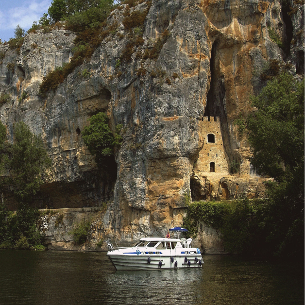 The clear waters of the Lot River will carry you into a landscape of wide valleys, magnificent limestone cliffs and villages scattered across the surrounding hills. 
