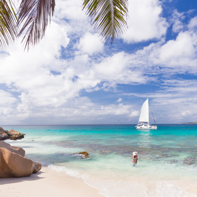 Le star di Hollywood scelgono le Seychelles per le sue bellissime spiagge deserte e le sue isole private. Su uno yacht a vela avrete la privacy praticamente ovunque.