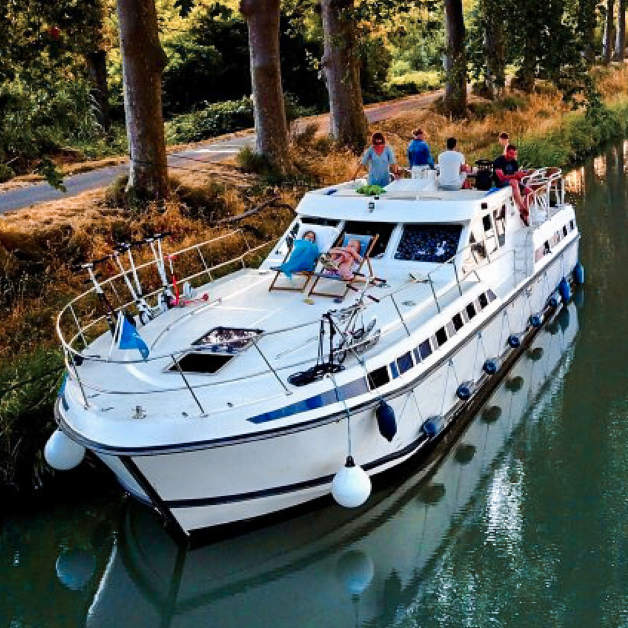 Are you going on a houseboat trip for the first time and not sure what to take? Take a look at our packing tips, from clothing and food to other practical gear that will really come in handy.