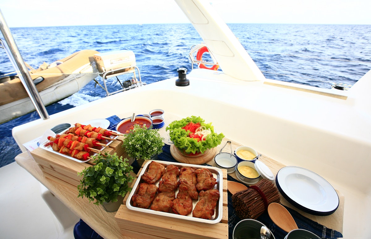 Objevte umění vaření na palubě, od úsporných strategií až po chutné recepty, které povznesou vaši námořní cestu.