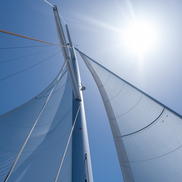 What kinds of sails are available on charter boats? In our sail guide, you'll find out which sails come fitted as standard when you rent a sailboat and which you can order as an extra. Plus, you'll learn their proper names, how they work and who they are best suited for.