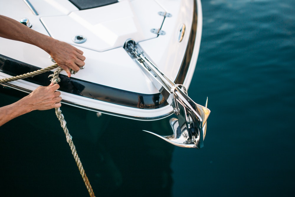 Objevte umění správného kotvení lodi - od uzlů po techniky, aby vaše loď zůstala na vodě v bezpečí.