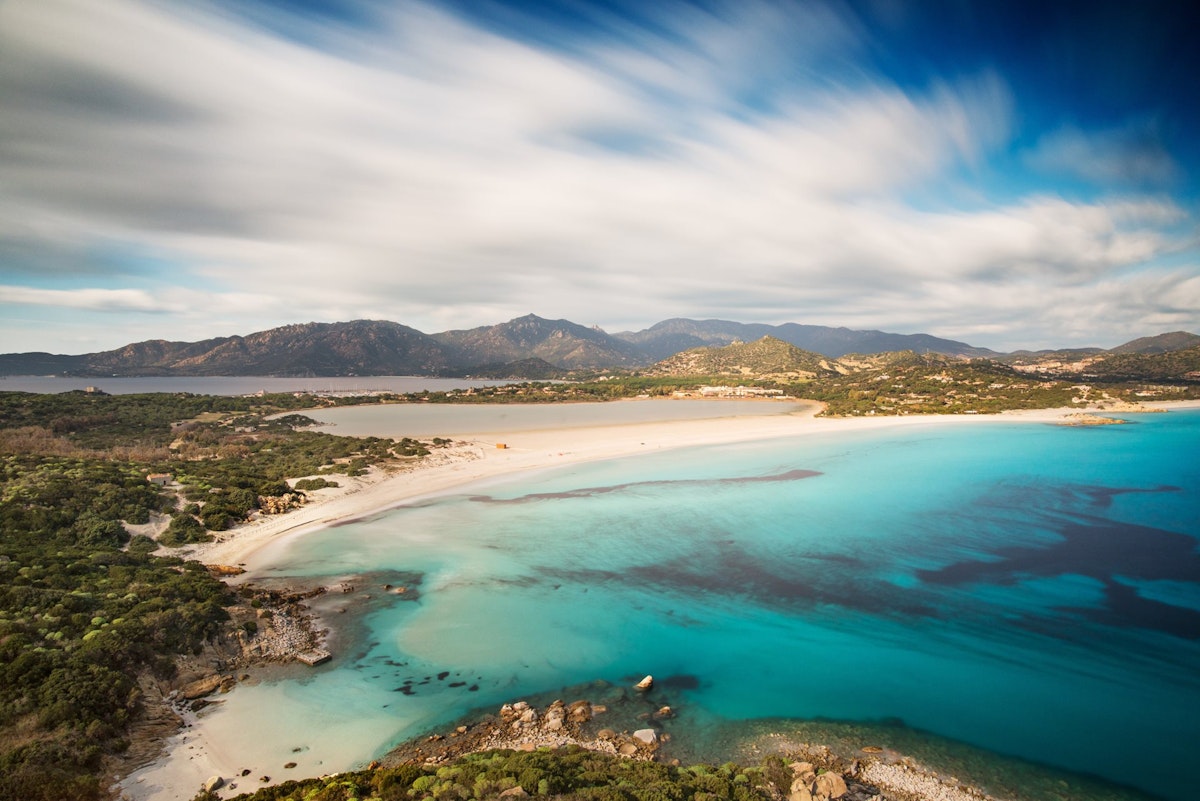 Divoký vítr, tajuplné věže, romantická rybářská městečka i exotické pláže na vás čekají na samém jihu Sardinie.
