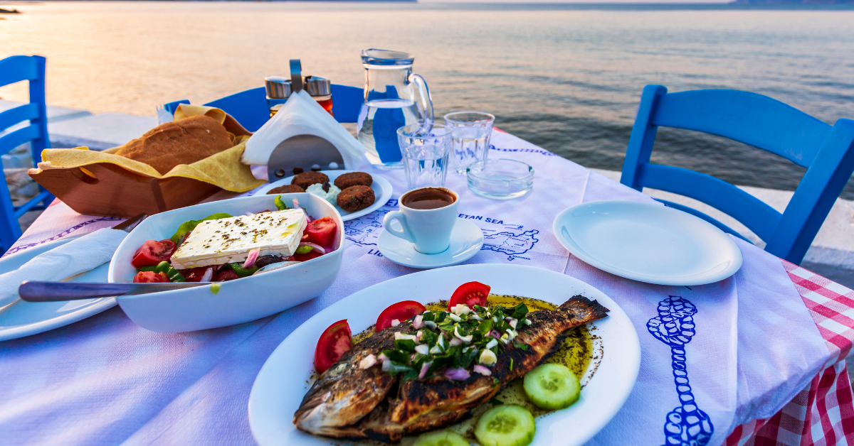 Griechenland, eines der beliebtesten Segel Reviere. Es steht nicht nur für das türkisfarbene Wasser, die weißen Häuser mit blauen Dächern und die freundlichen Menschen, sondern auch für das fantastische Essen.  