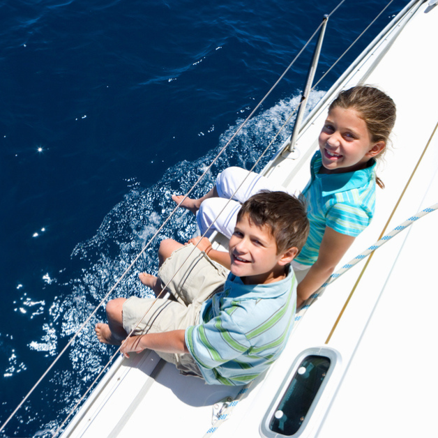 Jaké jsou hlavní zásady, aby byla vaše plavba s malými dětmi bezpečná a zábavná? Zvolte vhodné bezpečnostní prvky, upravte trasu a s ohledem na celou rodinu vybírejte i loď. Jak na to?