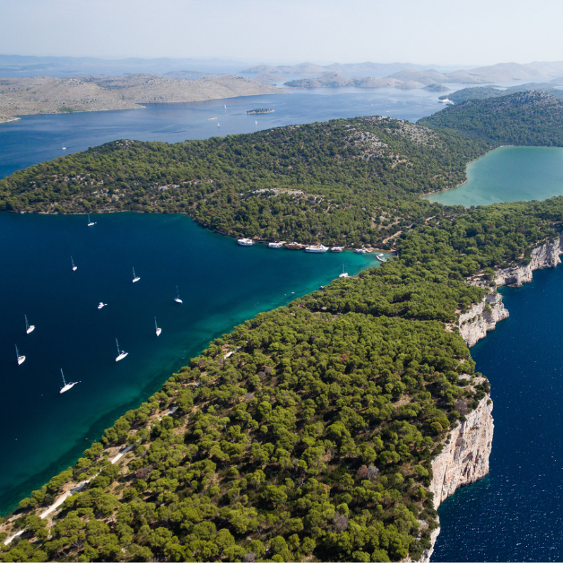Piękno Kornatów przyciąga żeglarzy jak magnes, nic więc dziwnego, że stały się one jednym z najpopularniejszych miejsc turystycznych w Chorwacji. Dołącz do nas w podróży odkrywczej, podczas której będziemy odkrywać to magiczne miejsce.