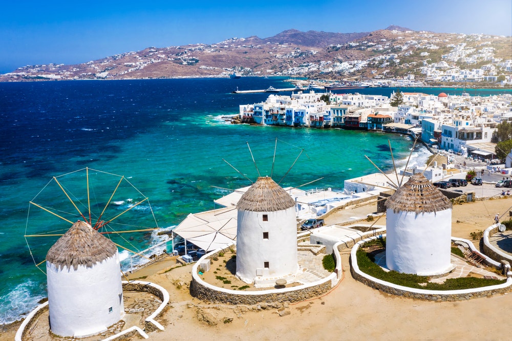 Tradicinių malūnų vaizdas Graikijos pakrantėje