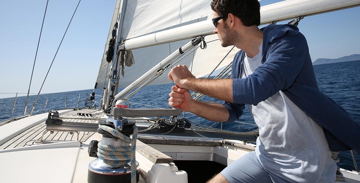 Tensioning the rope of the main sail