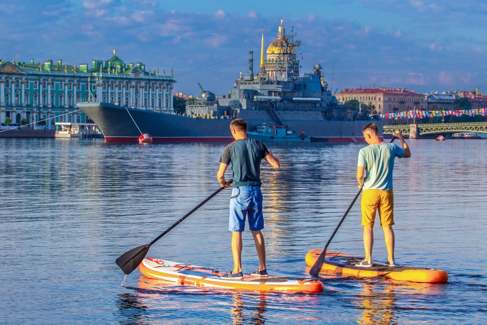St. Isaakskathedrale in St. Petersburg mit Kriegsschiffen im Hintergrund