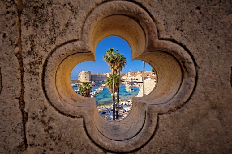 Hafen in Dubrovnik und Tor Plocka