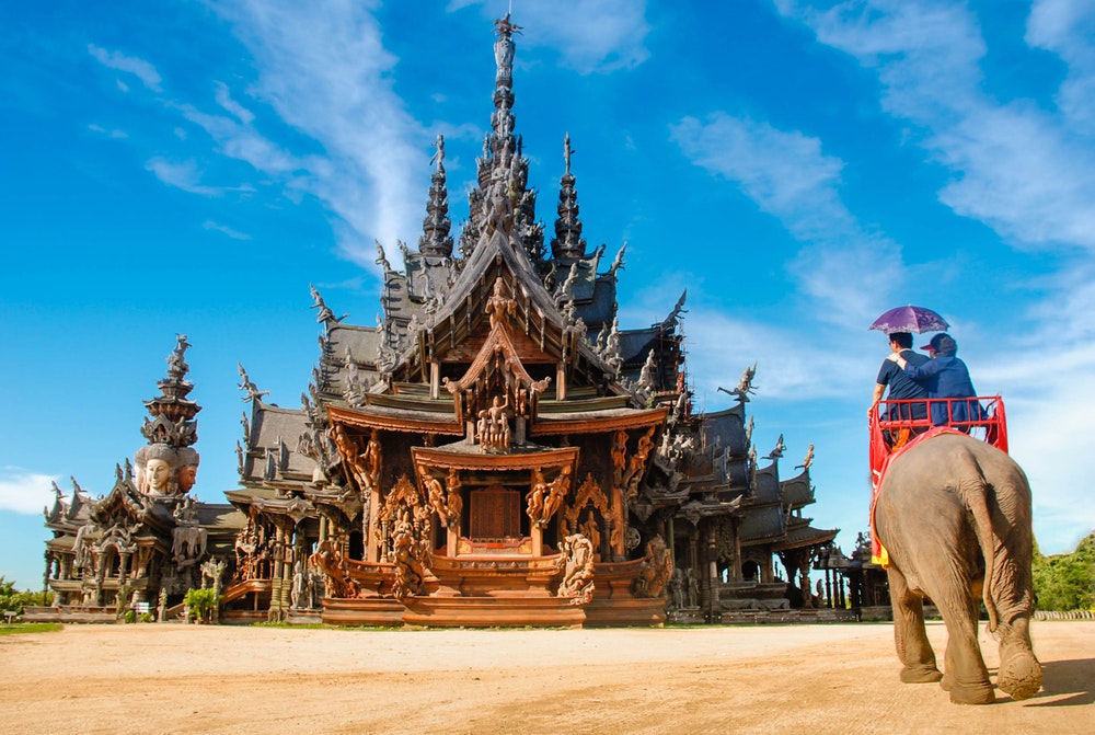 Temple building Sanctuary of Truth i Thailand. Det er en trebygning fylt med skulpturer basert på tradisjonelle buddhistiske og hinduistiske motiver.