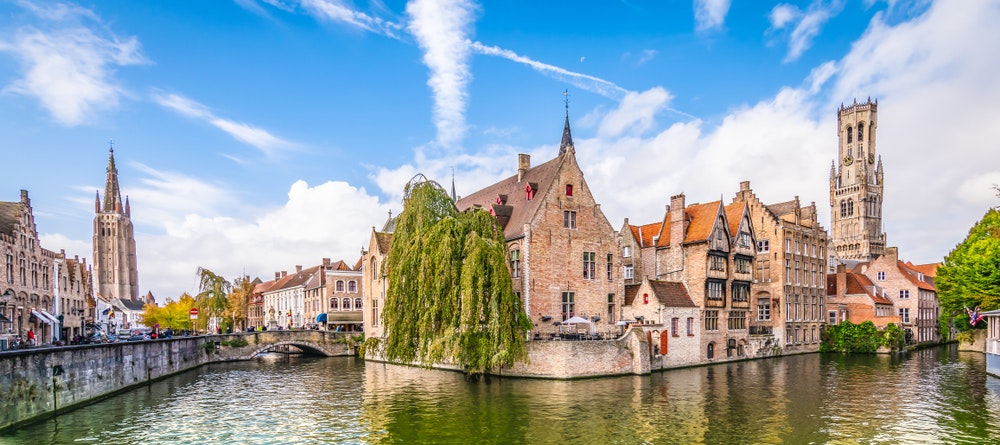 Pohled na plavebná kanál a historické domy města Brugges, Belgie