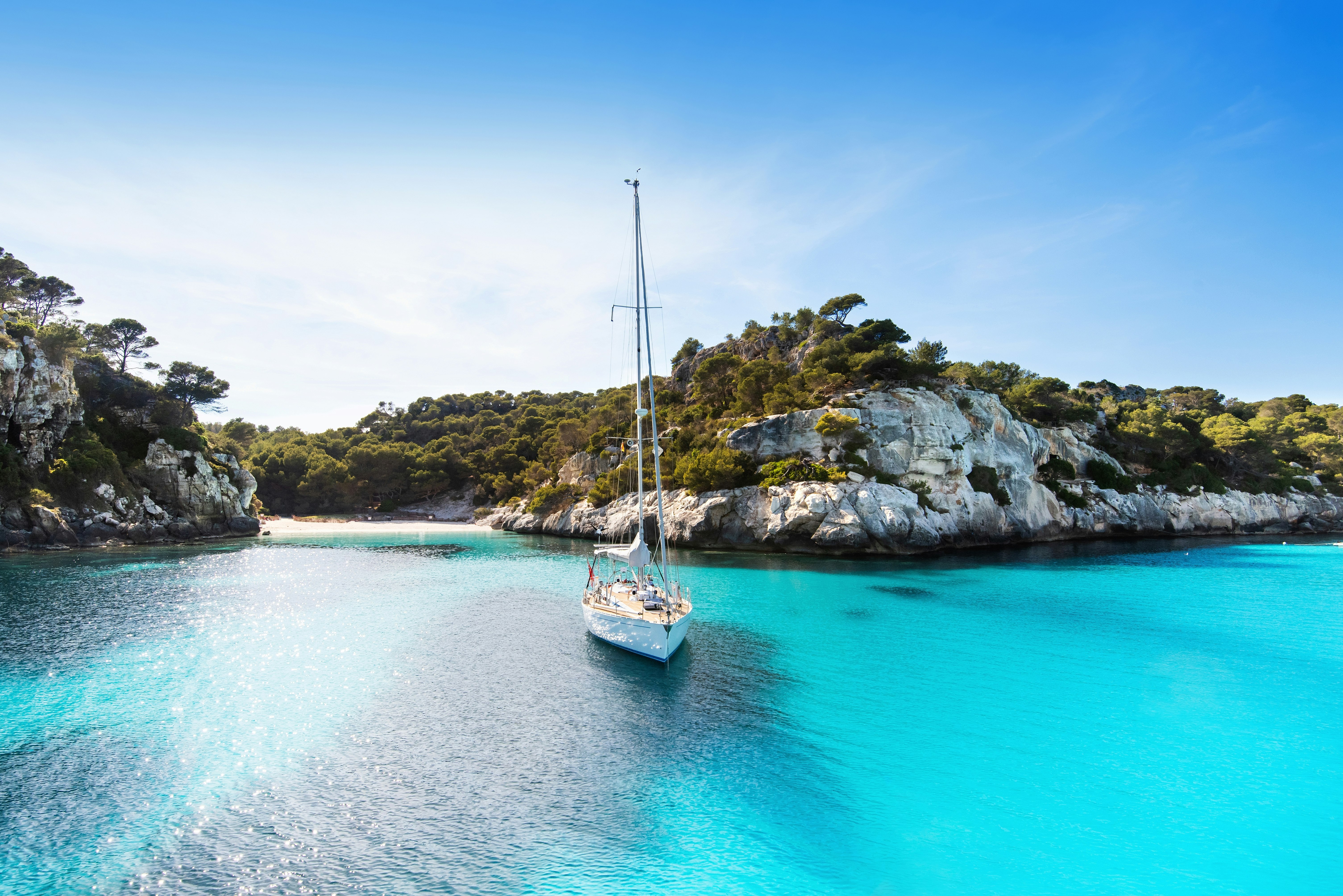 Schöner Strand mit Segelboot Yacht, Spanien