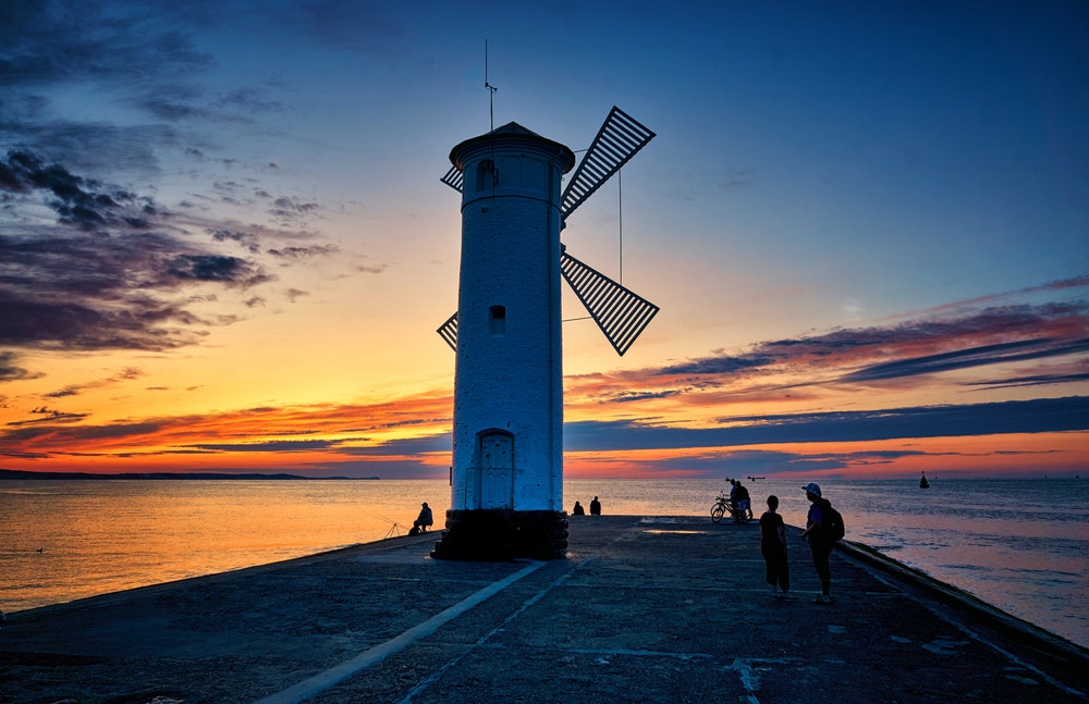 Et fyrtårn i kurbyen Swinoujscie på den polske kysten.