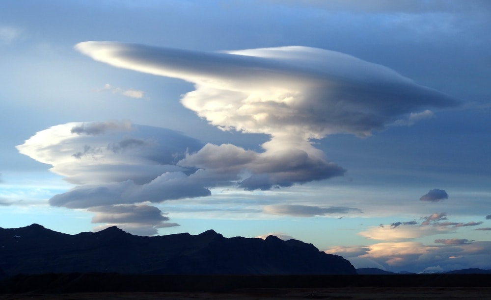 Altocumulus lenticularis debesys atrodo kaip erdvėlaiviai iš kito pasaulio.
