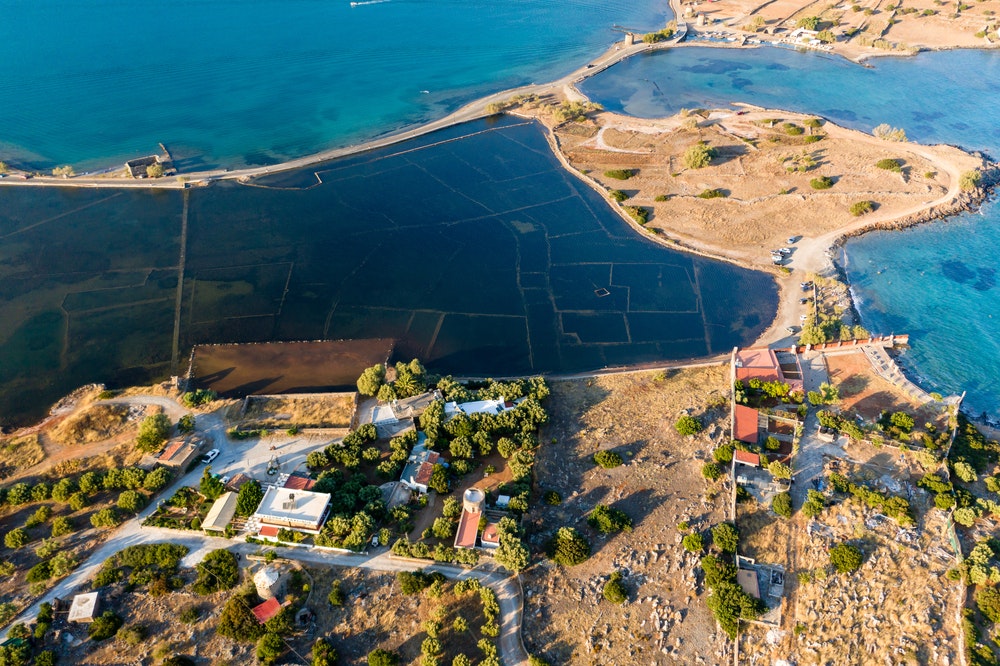 Luftaufnahme der Mauern der versunkenen alten minoischen Stadt Olous in Elounda, Kreta, Griechenland