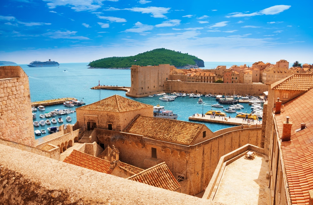 Ein Blick auf den Hafen von Dubrovnik von der alten Stadtmauer aus.