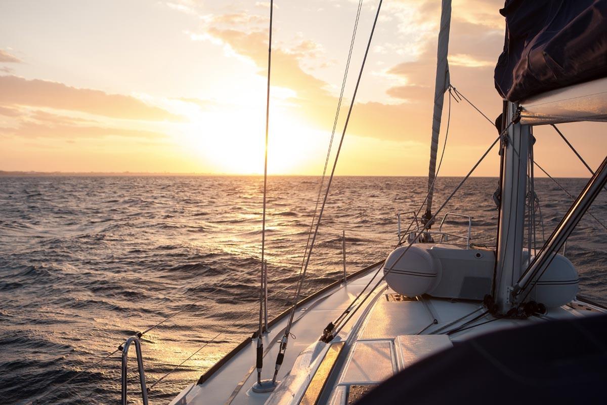 Sonnenuntergang auf dem Segelboot