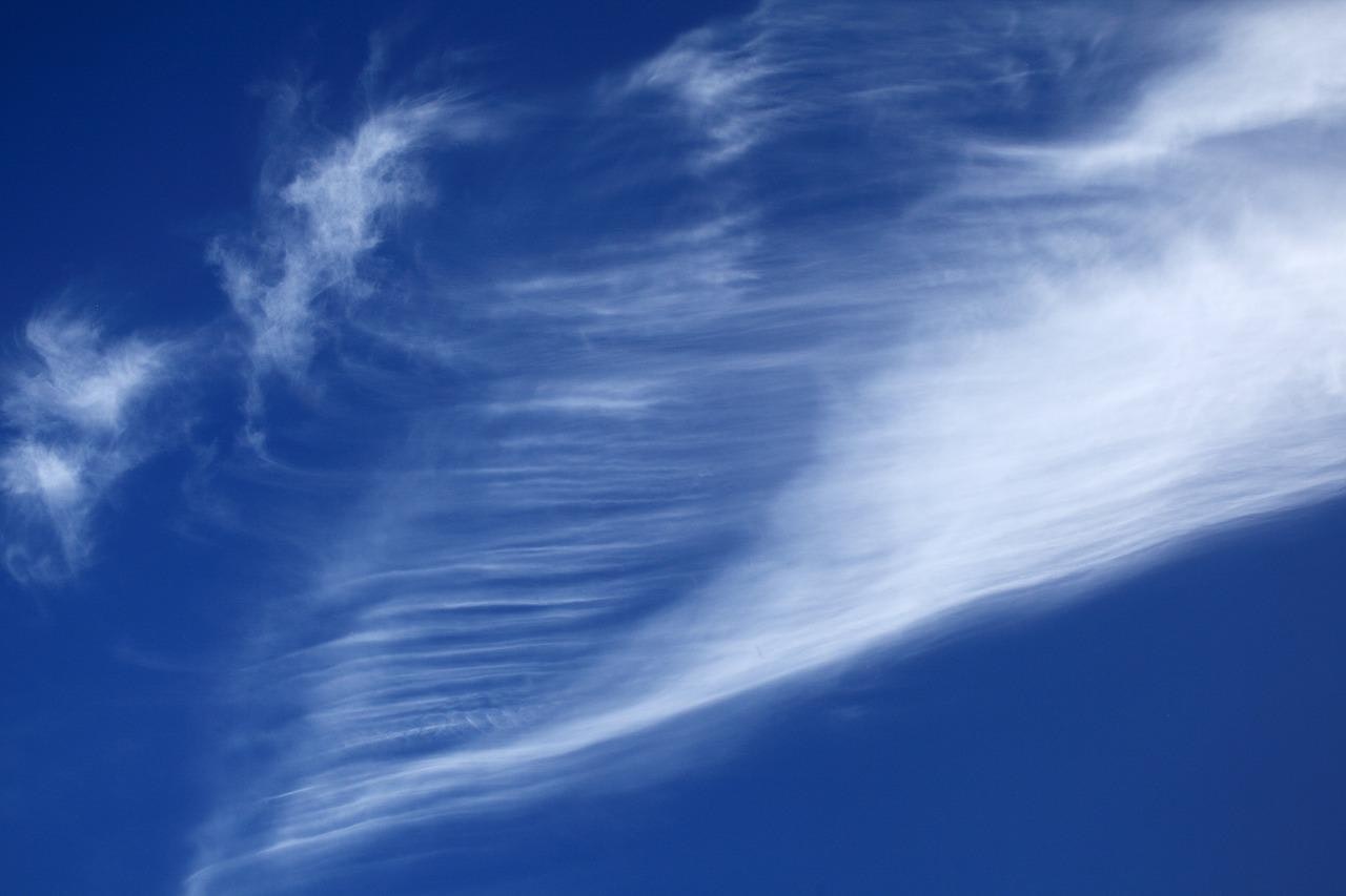 Oblak Cirrus napovídá mnohé o směru a změnách větru.